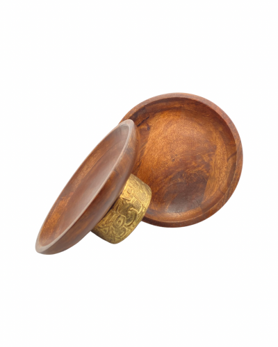 طبق تقديم دائري ذو قاعدة بنقوش الاحرف العربية باللون الذهبي.