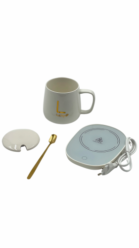 كوب قهوة له غطاء وملعقة بالاضافة الى سخان كهربائي لون ابيض