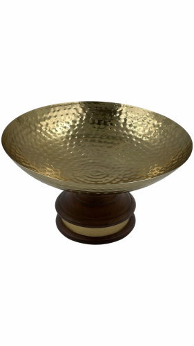 وعاء دائري من الاستيل الذهبي عميق بقاعدة خشبية مزينة بحزام نحاسي جميل