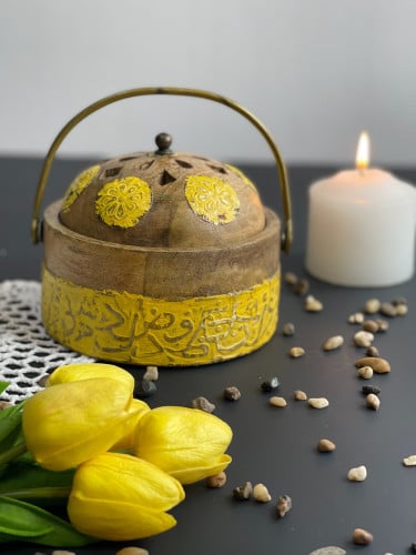 مبخرة دائرية هندية من الخشب الطبيعي بزخرفة حروف عربية بتصميم اندلسي بلون اصفر
