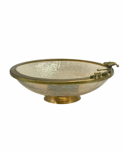 صينيه ديكور مصنوعه من الزجاج ولديها حواف وقاعده نحاسيه .