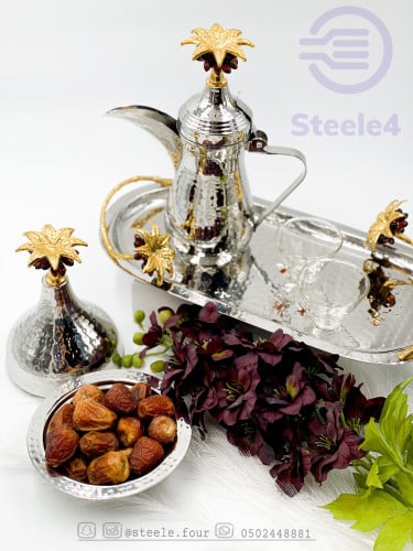 طقم من دلة و صينيه بيضاوية و تمرية استيل هندي ستايل النخله ذهبية