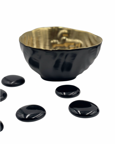 وعاء بيضاوي مطلي باللون الاسود وتشطيب ذهبي مصنوع من السيراميك .