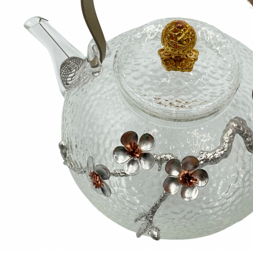 أبريق جميل له غطاء انيق وتتوسطه زهور البرقوق  الطول 12.5cm عرض 19.6cm