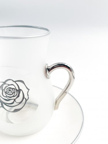 طقم كاسات شاي مع صحون استايل مثلج مزخرف بنقشه وردة فضي