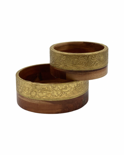 وعاء دائري الشكل مصنوع من الخشب و النحاس مزيّن بنقوش الاحرف العربية مطليه باللون الذهبي .بحجمين مختلفين