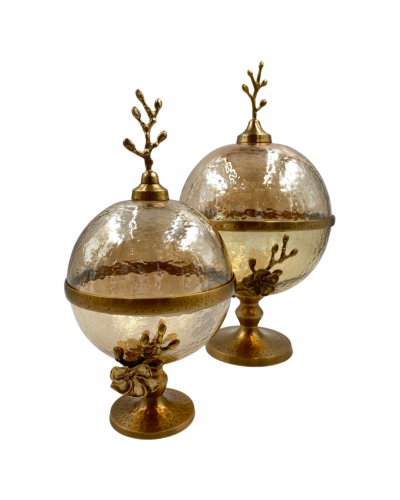 تحفه كرويه من الزجاج ومزينه بأغصان وزهور نحاسيه