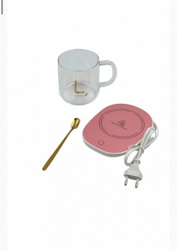 كوب قهوة وملعقة بالاضافة الى سخان كهربائي لون وردي