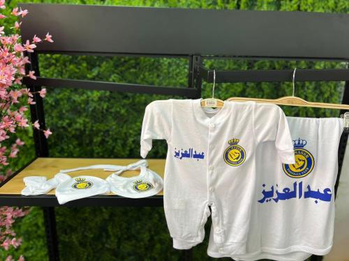 طقم افرول مواليد بشعار النصر لون ابيض