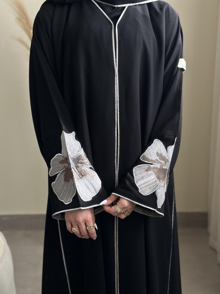 عباية ورد رمادي