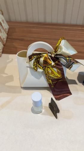 10 حبات توزيعه لون ابيض ( مسك ابيض + كسرة عود تايقر )