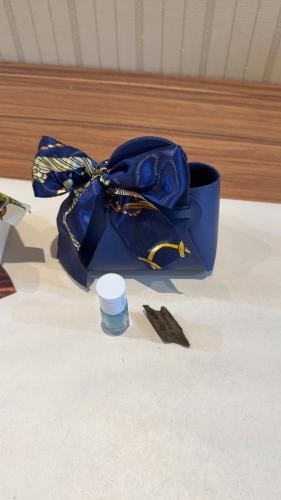 10 حبات توزيعه لون كحلي ( مسك بودر + كسرة عود تايقر )