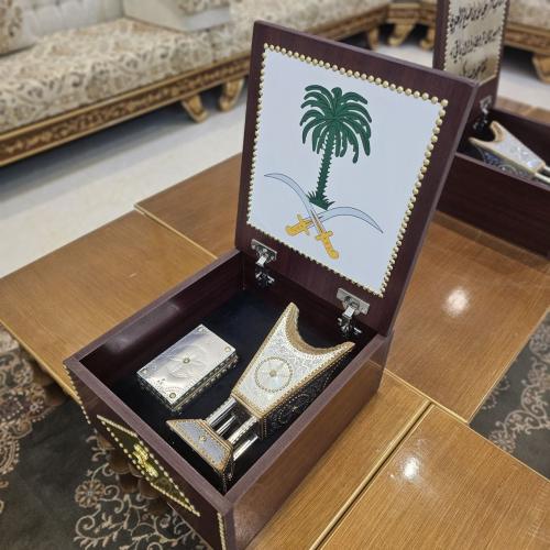طقم ملكي للإهداء بطباعة الشعار شامل التوصيل