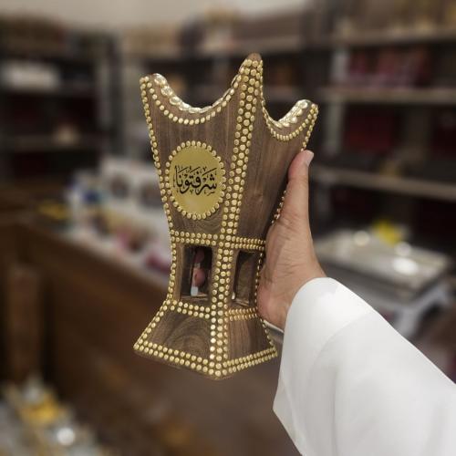 مبخرة حايلية وسط مسامير نحاس مع طباعة الاسم