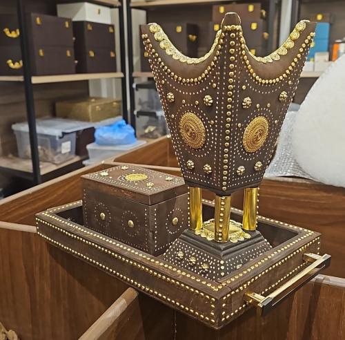 طقم إهداء مبخرة ملكية كبير جدا في صينية وعلبة للعود شامل التوصيل