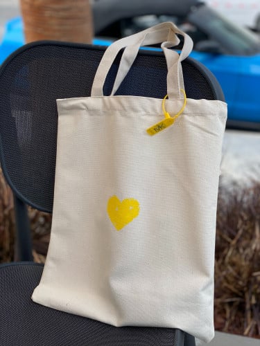 شنطة كانافز♻️ رسمة قلب- احمر -اصفر -اسود