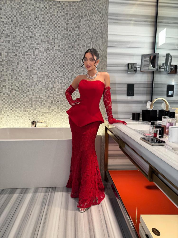 فستان دانتيل باللون الاحمر