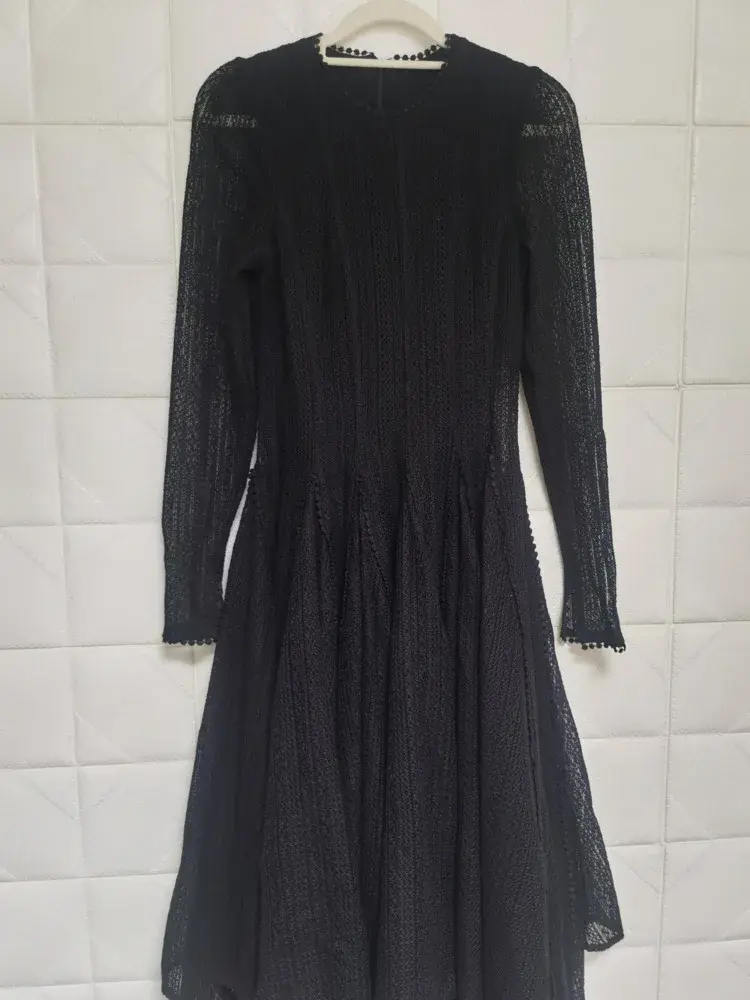 فستان أنيق محبوك رقبة دائرية وأكمام طويلة على شكل حرف a مطوي فساتين الحفلات المسائية النسائية الصغيرة 2024 خريف موضة جديدة 35Z959