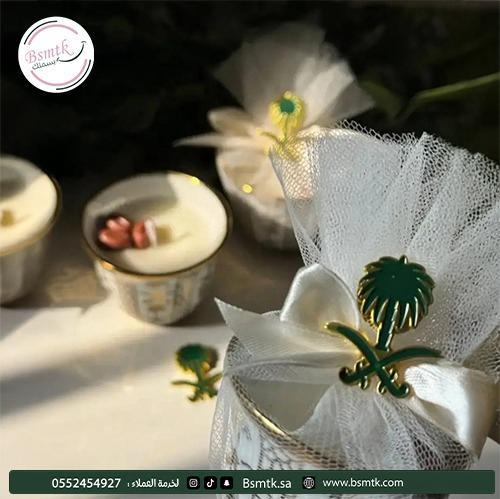 12 شمعة مع فنجان هوية اليوم الوطني الجديدة