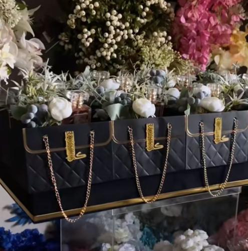 12 شنط توزيعات فخمه تحتوى على عطر و مسك اصلي