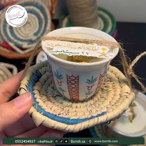 12 شمعة مع فنجان هوية اليوم الوطني الجديدة