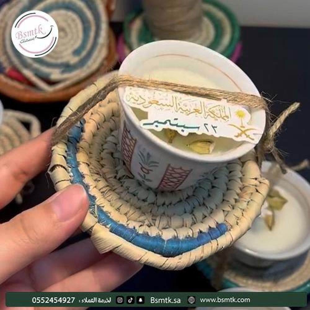 12 شمعة مع فنجان هوية اليوم الوطني الجديدة