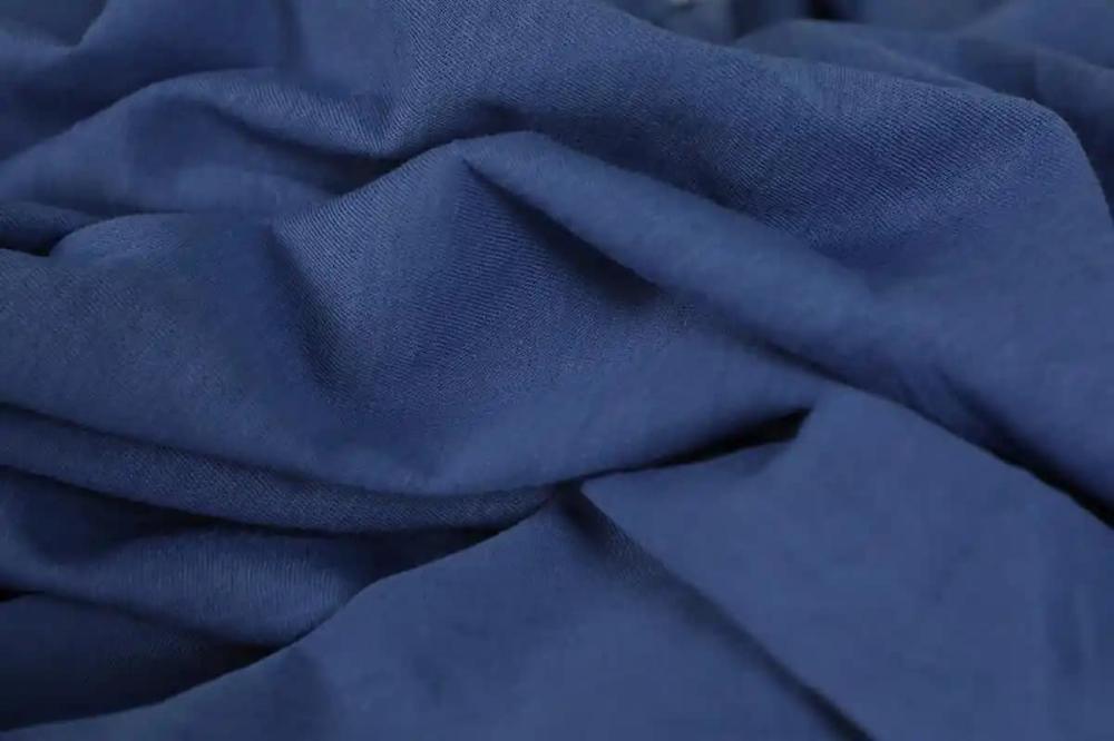 ثوب شتوي مقلم تسوق سرمدي الآن و تميز بالاناقة الدائمة من أقمشتنا الرجالية الفاخرة