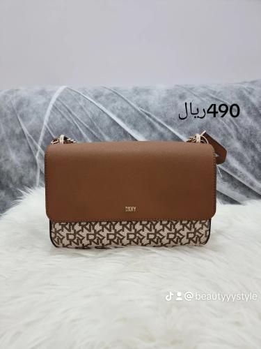 شنط دكني الحجم وسط مع سير طويل وسير قصير يتعلق بالكتف ^^