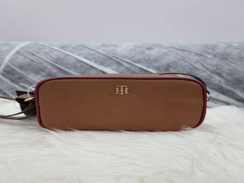 شنط تومي الحجم صغير مع سير طويل ^^