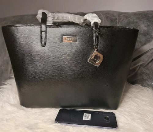 شنط دكني الحجم وسط مع سير قصير يتعلق بالكتف^^