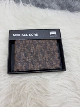 محافظ مايكل كورس رجاليه بني ^^