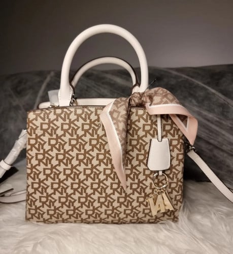 شنط دكني الحجم وسط مع سكارف وسير طويل ^^