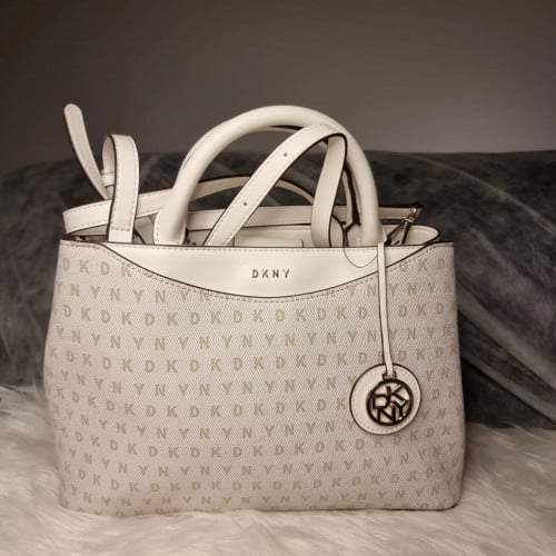 شنط دكني فيها عيب  شق خفيف في المسكة الحجم وسط مع سير طويل^^