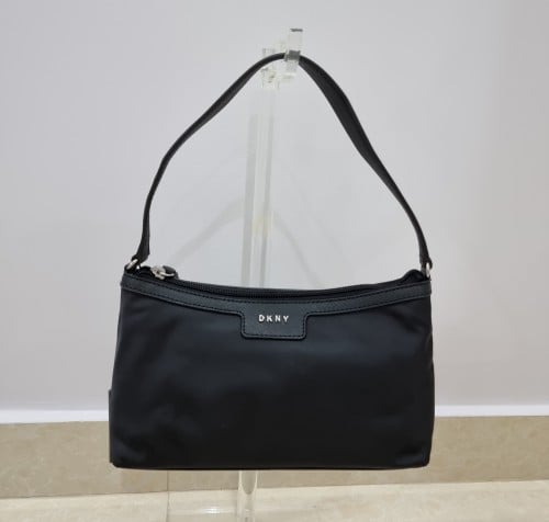 شنط دكني الحجم صغير مع سير قصير يتعلق بالكتف^^