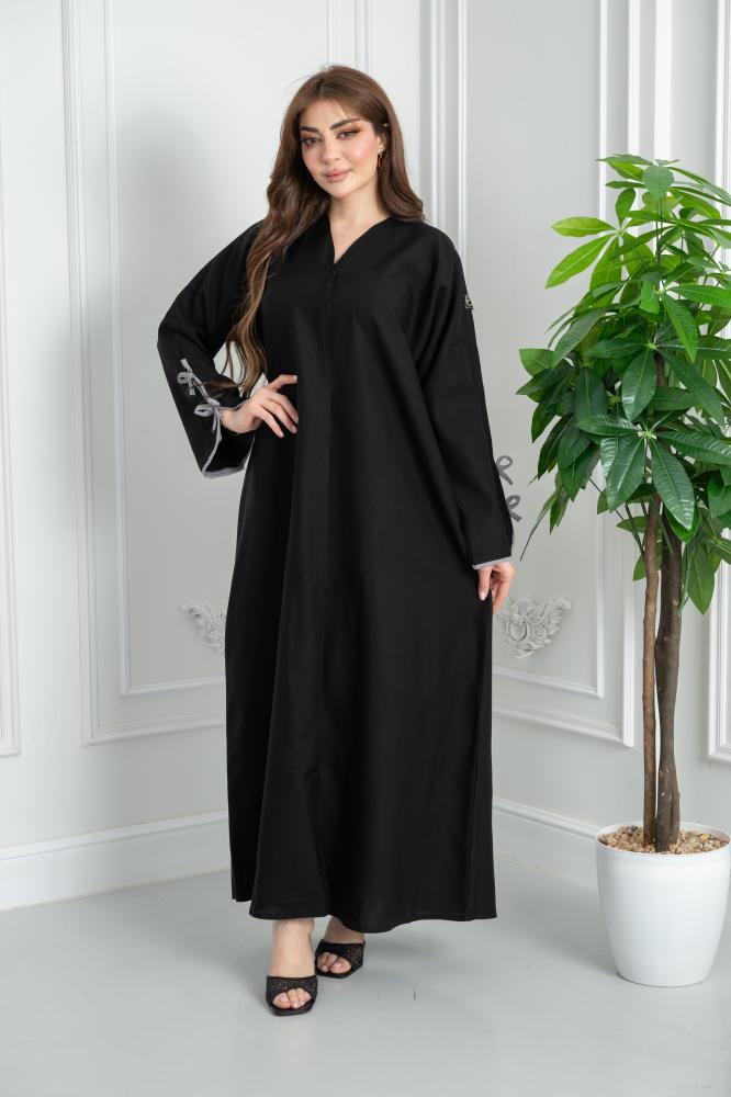 عباية سادة ازرار مع فيونكه على الكُم