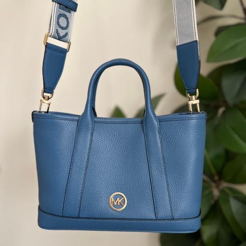 شنطة مايكل كورس Luisa ازرق