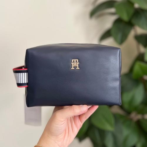 شنطة تومي هلفقر رجالية لليد كحلي