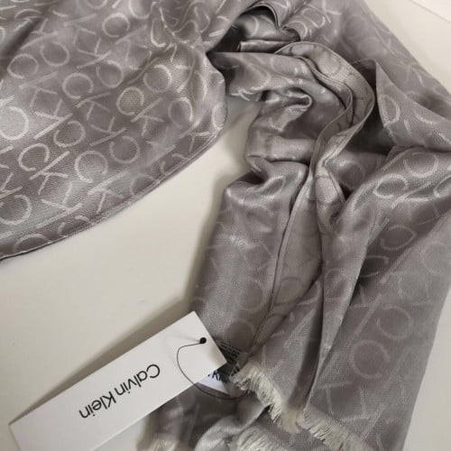 سكارف كلفن كلاين رمادي فاتح