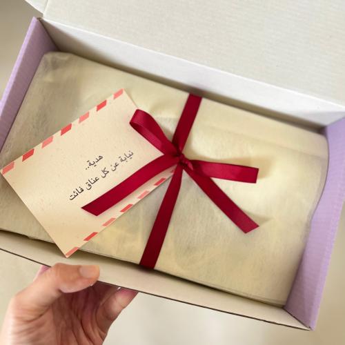 تغليف هدايا المحافظ مع اضافة كرت