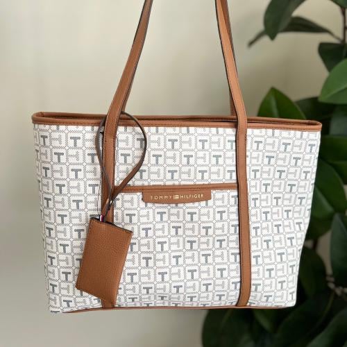 شنطة تومي هلفقر للكتف بيج