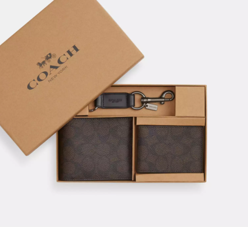 طقم رجالي كوتش بني حروف