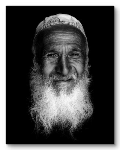 لوحة فنية بورتريه رجل مسن بابتسامة هادئة