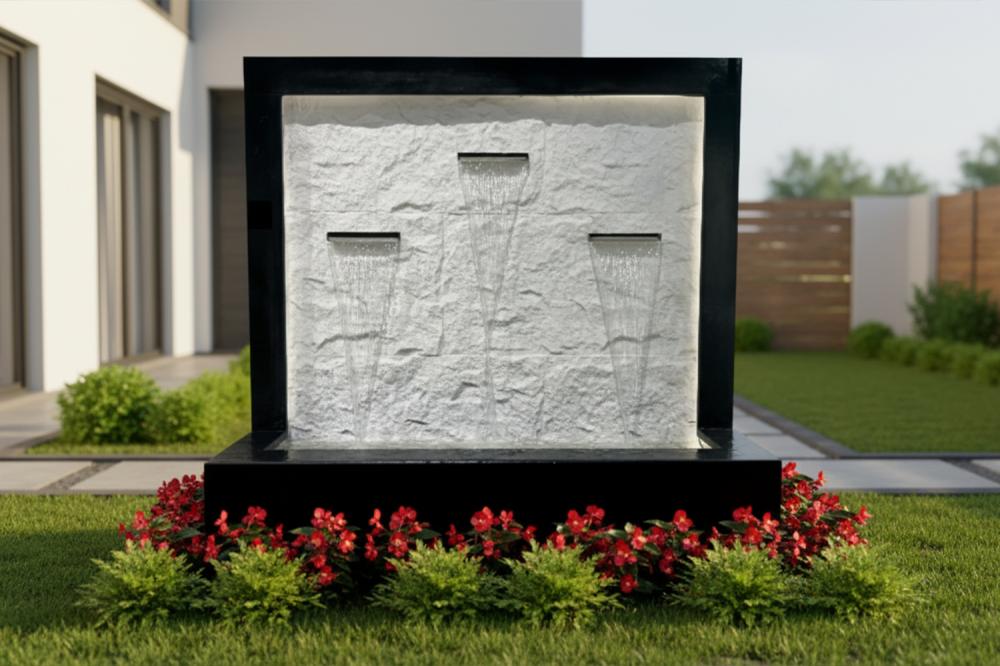 شلال جداري مربّع بمسطح صخري أبيض وثلاثة مساقط مائية.