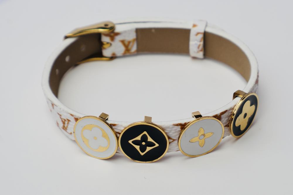 سوار جلد انيق و جذاب LV ابيض  بني نقشه بني سادة