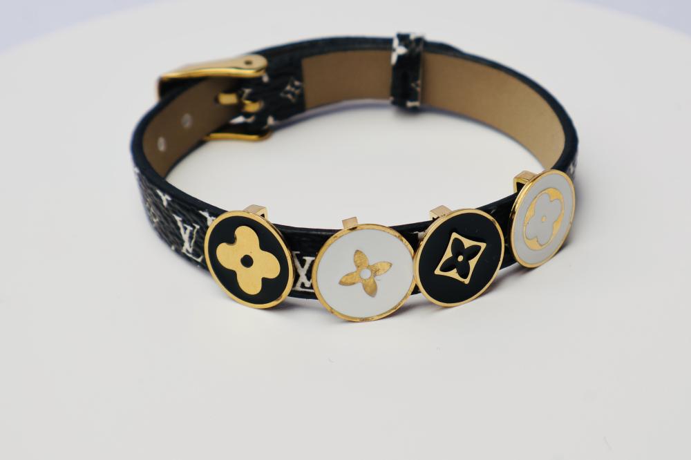 سوار جلد انيق و جذاب LV ابيض  بني نقشه بني سادة