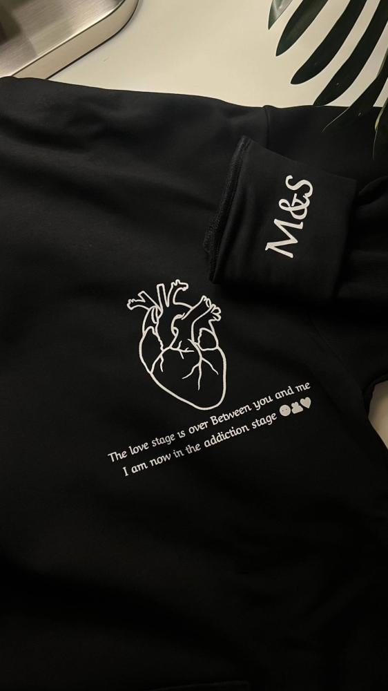 بلوفر ليحتضنك دائماً بدلاً عني معا الاحرف داخل الاكمام