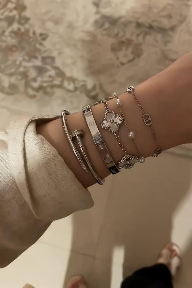 تصميم راقٍ لمجموعة أساور فضية تضفي لمسة من الأناقة