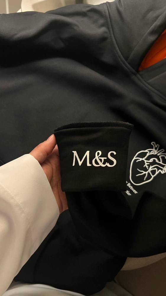 بلوفر ليحتضنك دائماً بدلاً عني معا الاحرف داخل الاكمام