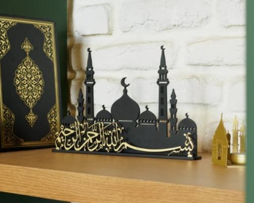 لوحة "بسم الله" مع صورة ظلية للمسجد