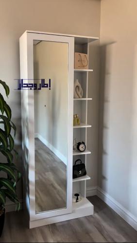 دولاب عبايات أبيض عصري